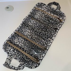 PilyQ leopard travel case